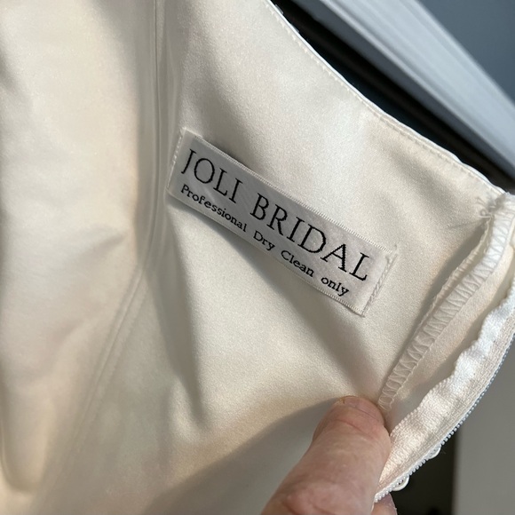 Elegant Vintage Y2K Joli Bridal Wedding Gown with Beaded Trim! - Picture 8 of 8